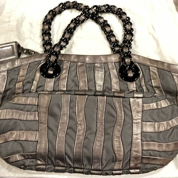 Authenticity Guaranteed Vintage EUC Prada Tessuto Nappa Waves Tote Bag - Picture 8 of 15